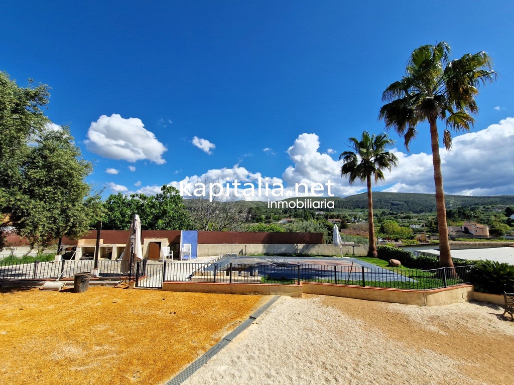 Magnificent chalet for sale at 1.500 metres from Ontinyent
