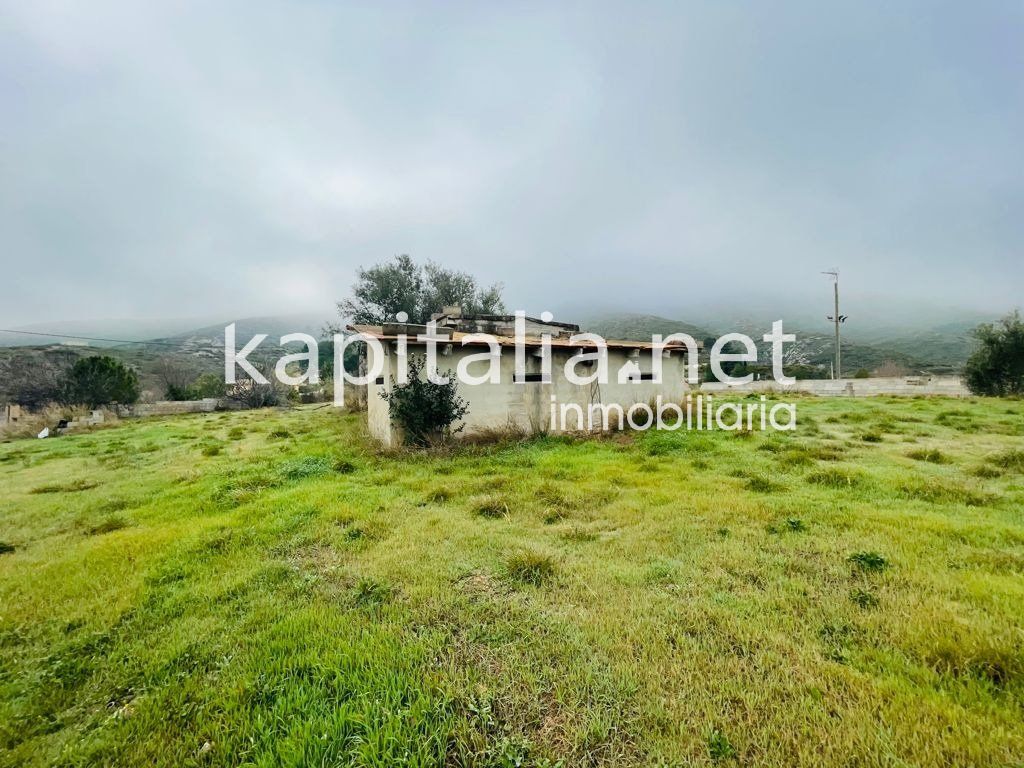 Rustic land with small construction inside for sale in Ontinyent (Valencia