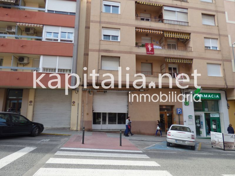 Local en venta en Avd Daniel Gil de Ontinyent.