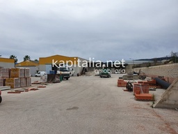 Solar y naves industriales en primera linea de carretera a la venta en Ontinyent