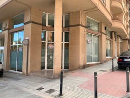 Local comercial chaflan con 9 escaparates