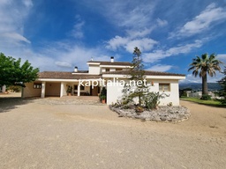 Chalet en venta en Ontinyent, a solo 200 metros del casco urbano